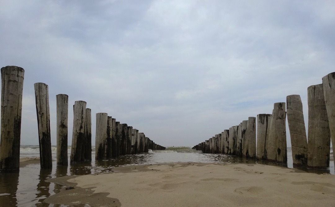 Strandpalen bij Strand Westhove, Oostkapelle, Domburg